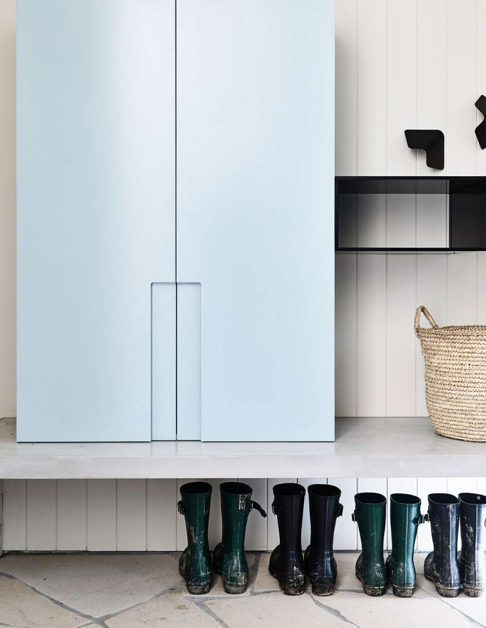 [ Một ngôi nhà đồng quê đương đại, nằm trên sườn đồi]