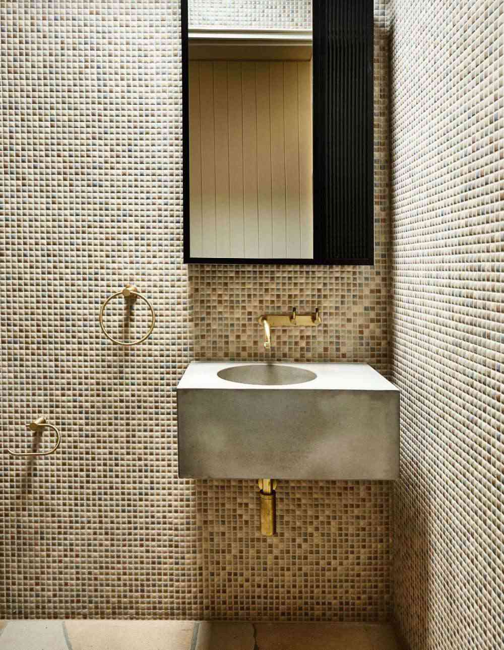 [ Một ngôi nhà đồng quê đương đại, nằm trên sườn đồi]