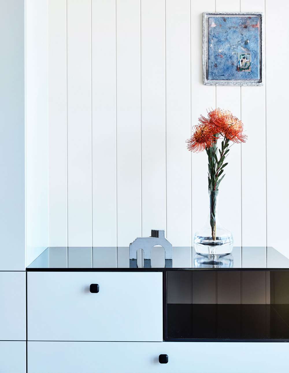 [ Một ngôi nhà đồng quê đương đại, nằm trên sườn đồi]