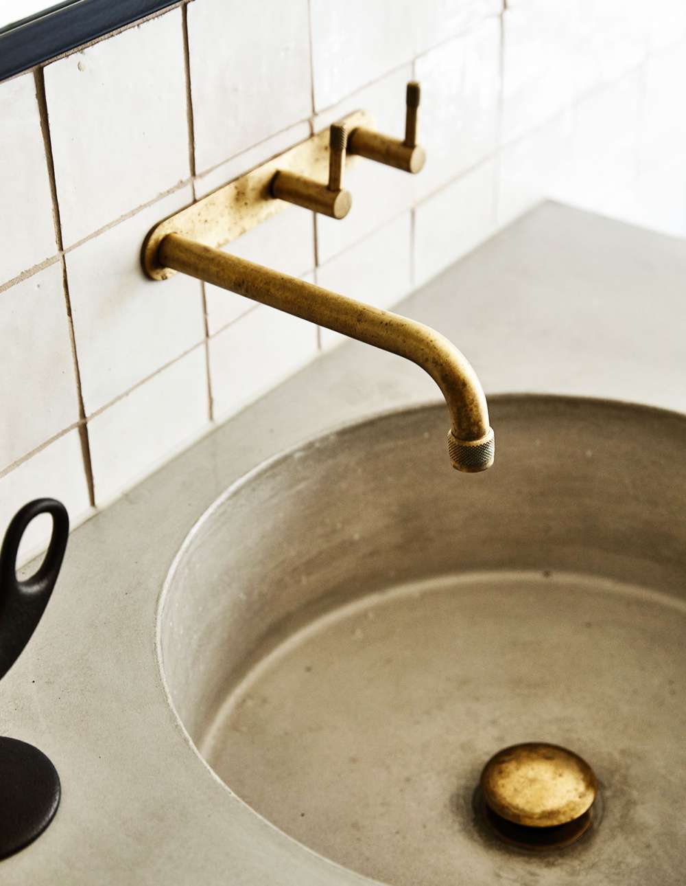 [ Một ngôi nhà đồng quê đương đại, nằm trên sườn đồi]