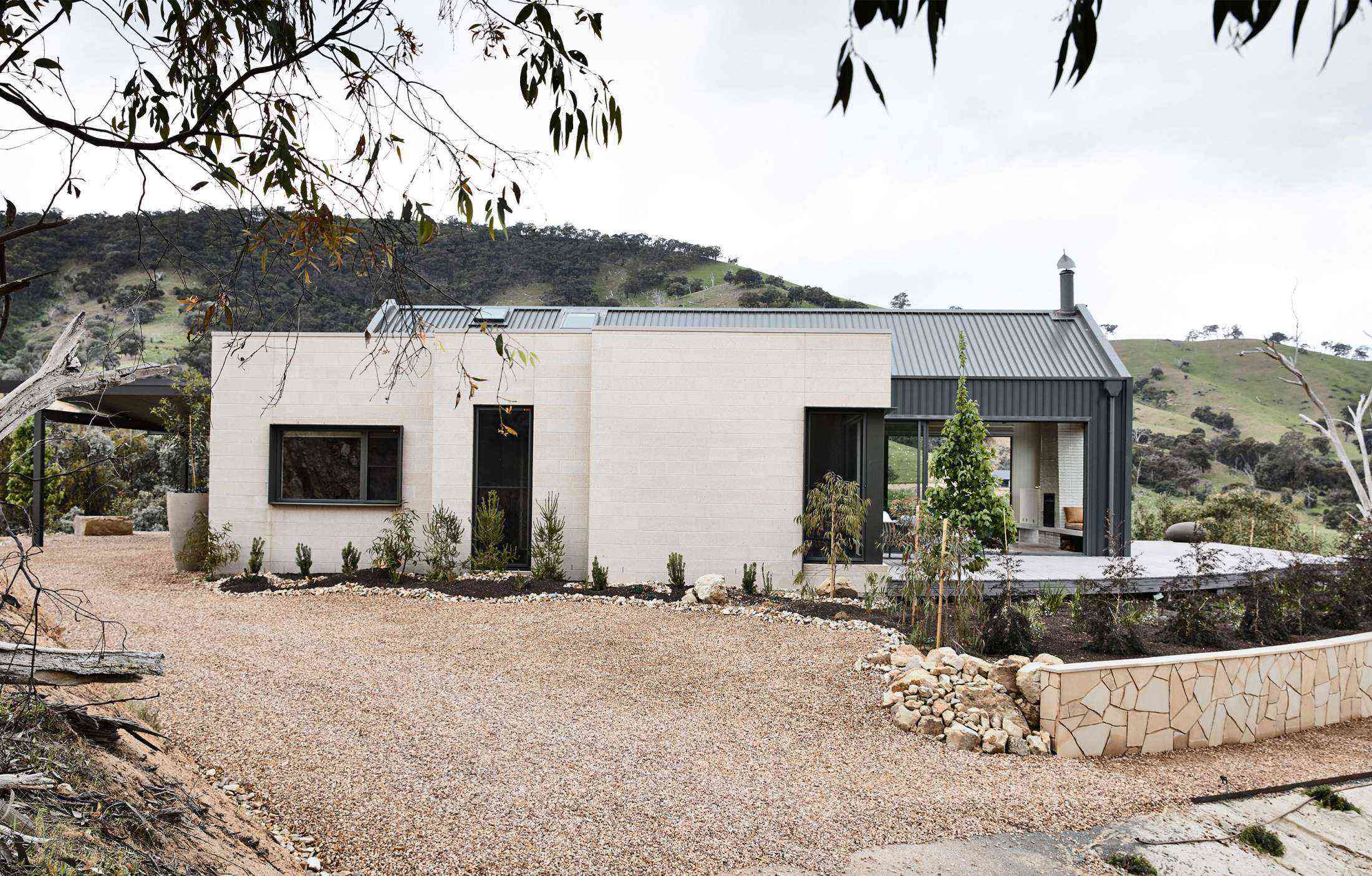 [ Một ngôi nhà đồng quê đương đại, nằm trên sườn đồi]